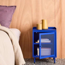 Mesa de cabeceira industrial em metal com 1 porta