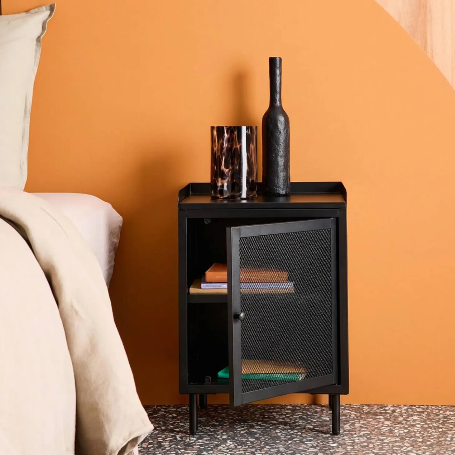 Mesa de cabeceira industrial em metal com 1 porta, set de 2