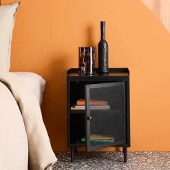 Mesa de cabeceira industrial em metal com 1 porta