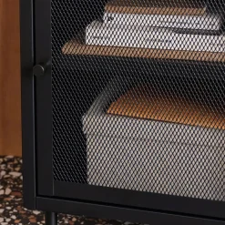 Mesa de cabeceira industrial em metal com 1 porta