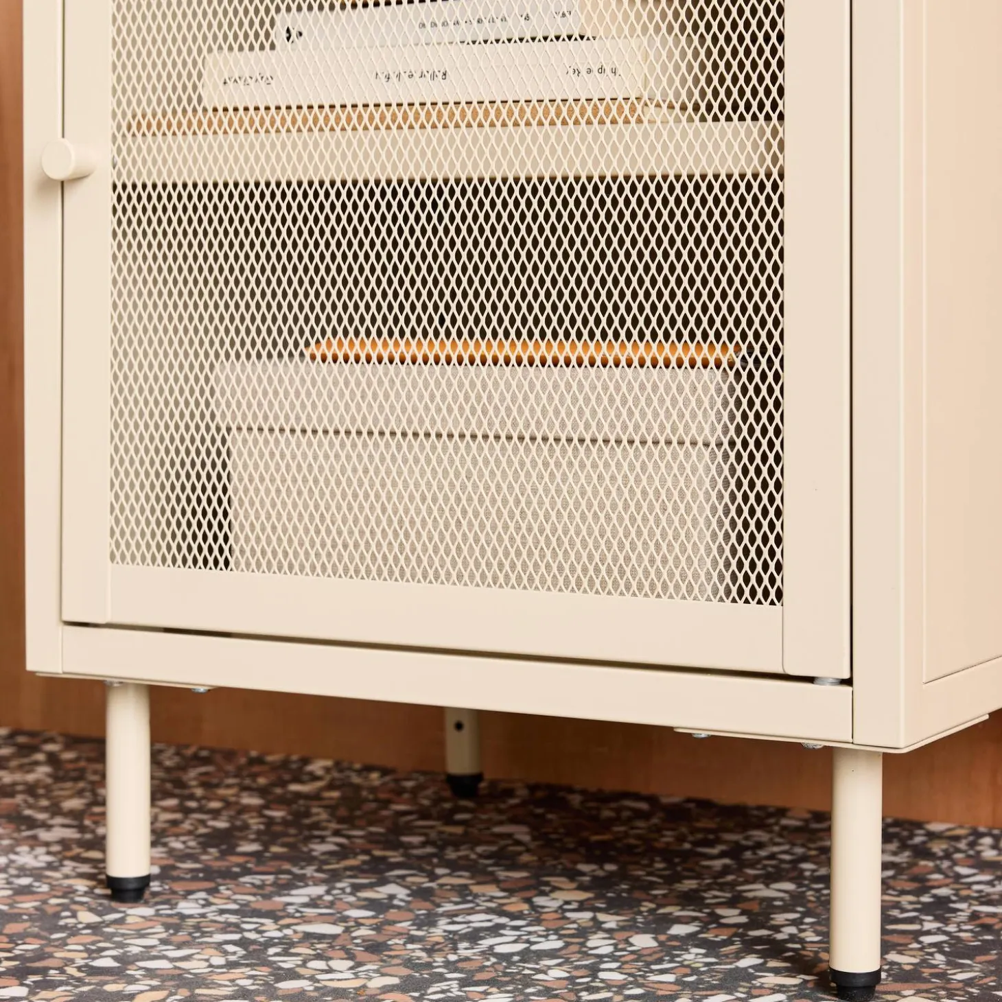 Mesa de cabeceira industrial em metal com 1 porta