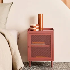 Mesa de cabeceira industrial em metal com 1 porta