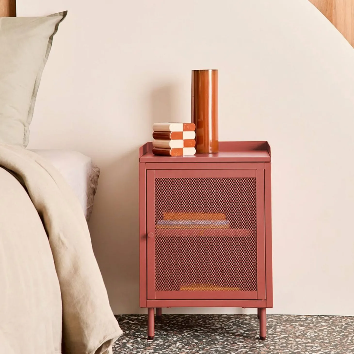 Mesa de cabeceira industrial em metal com 1 porta