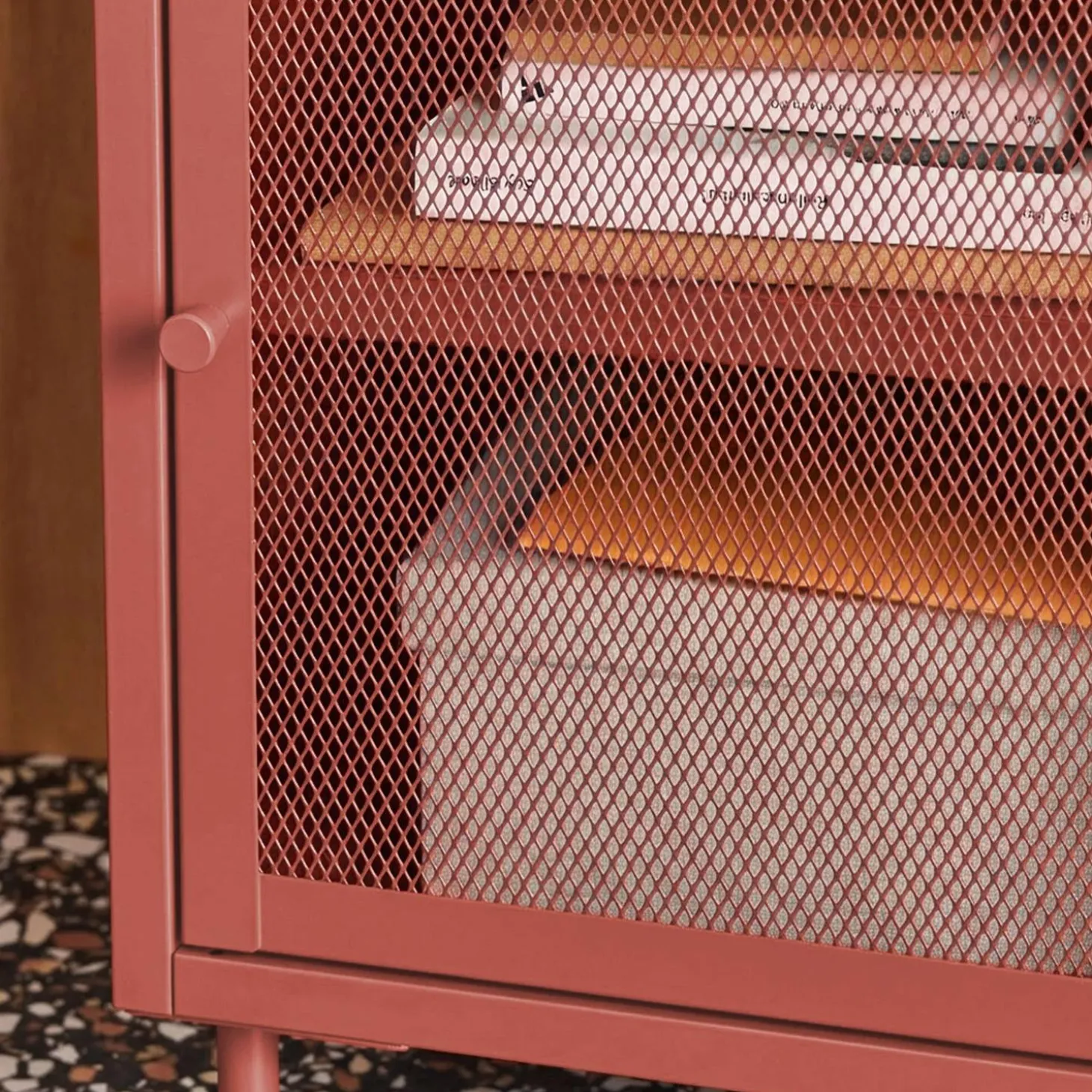 Mesa de cabeceira industrial em metal com 1 porta