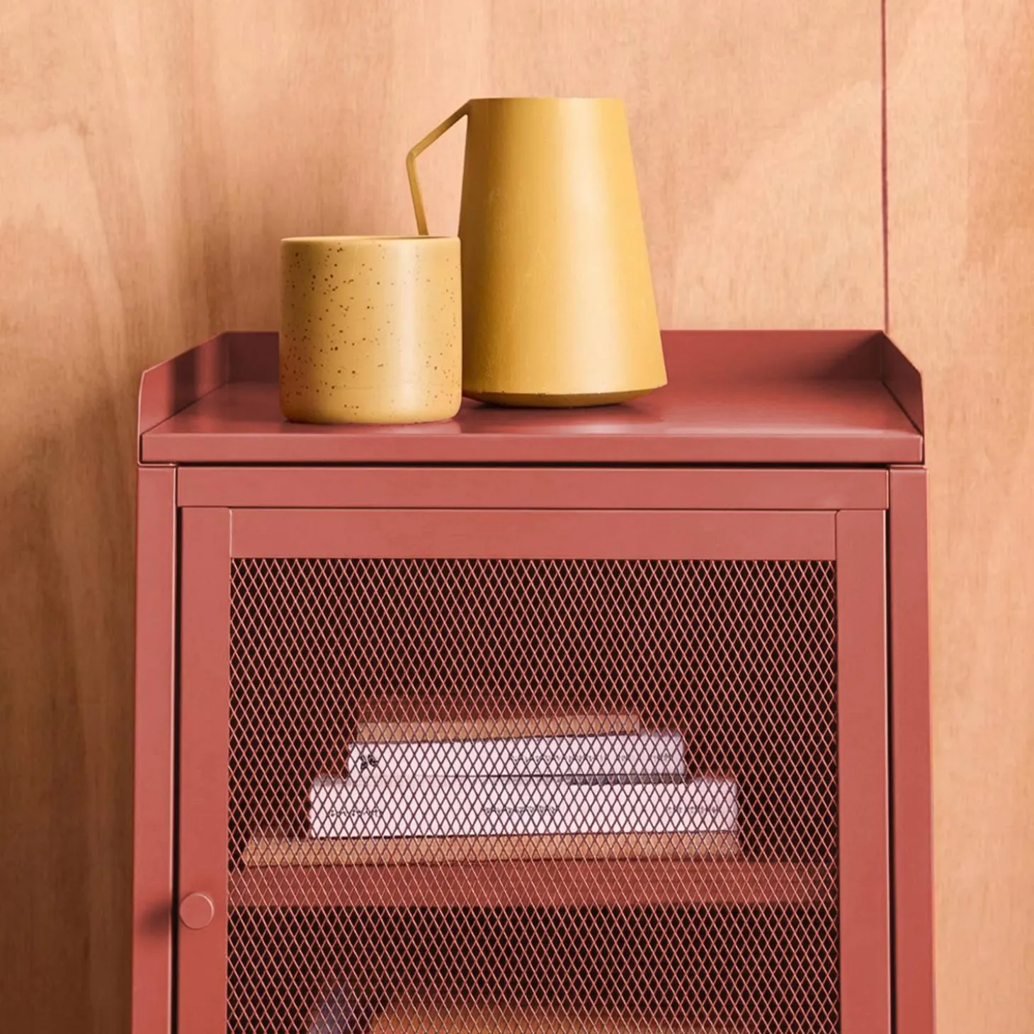 Mesa de cabeceira industrial em metal com 1 porta