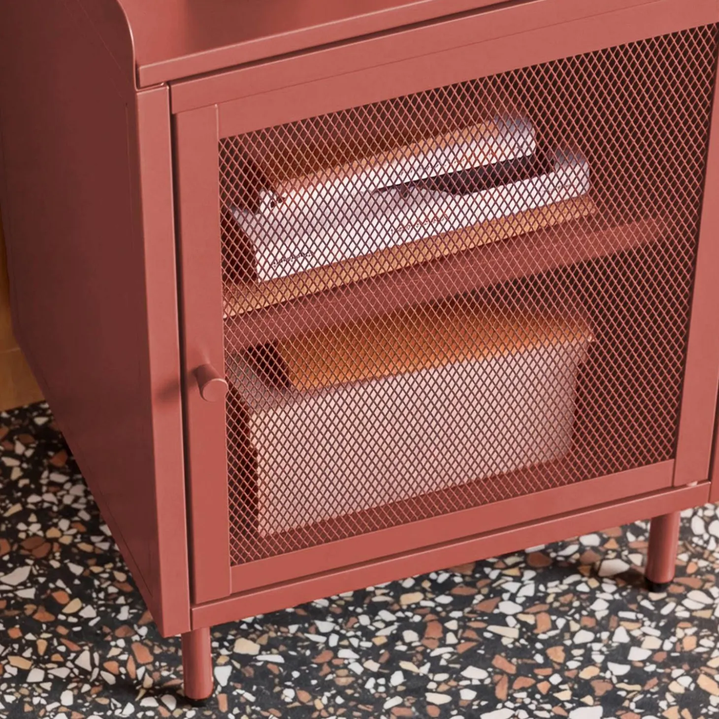 Mesa de cabeceira industrial em metal com 1 porta