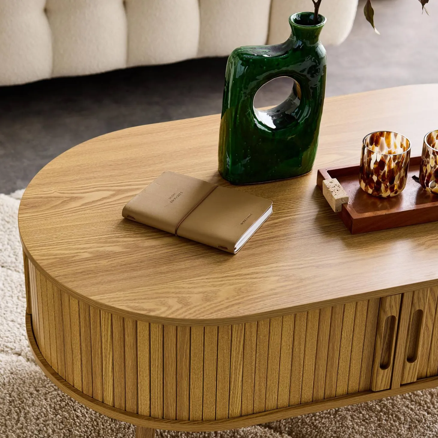 Mesa de centro com portas de correr e compartimentos efeito de madeira
