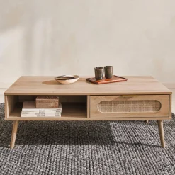 Mesa de centro escandinava em cana arredondada, 1 gaveta