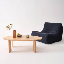 Mesa de centro oval em madeira de manga maciça