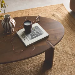 Mesa de centro oval em madeira de manga maciça