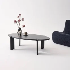 Mesa de centro oval em madeira de manga maciça
