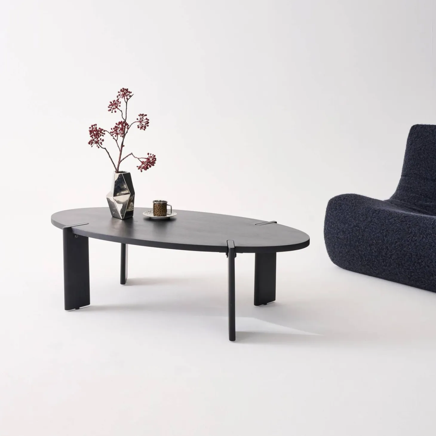 Mesa de centro oval em madeira de manga maciça