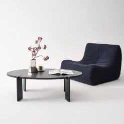 Mesa de centro oval em madeira de manga maciça