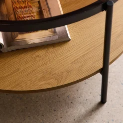 Mesa de centro redonda com dois tampos de vidro, decoração em madeira e metal