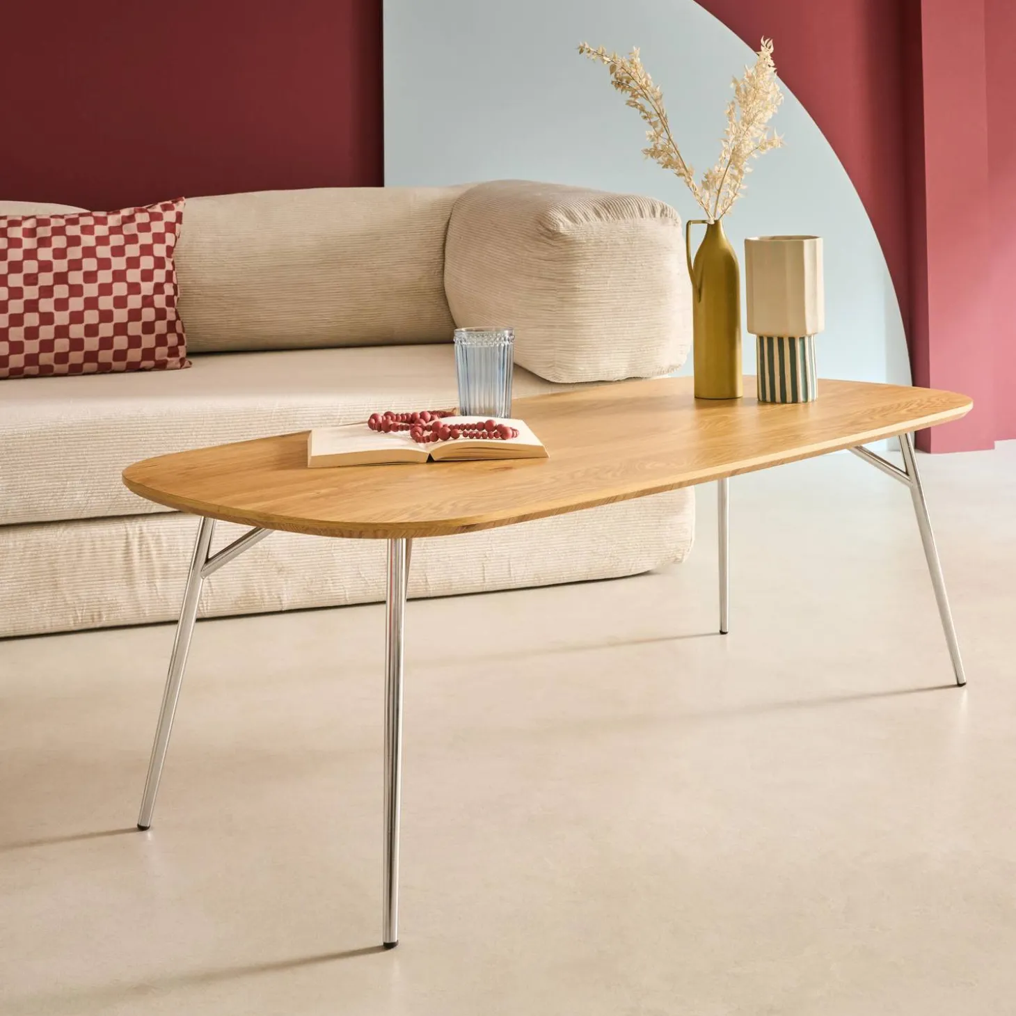 Mesa de centro retangular com decoração em madeira