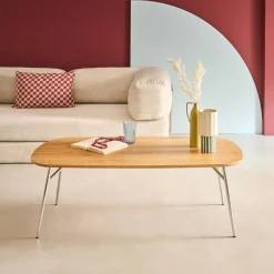 Mesa de centro retangular com decoração em madeira