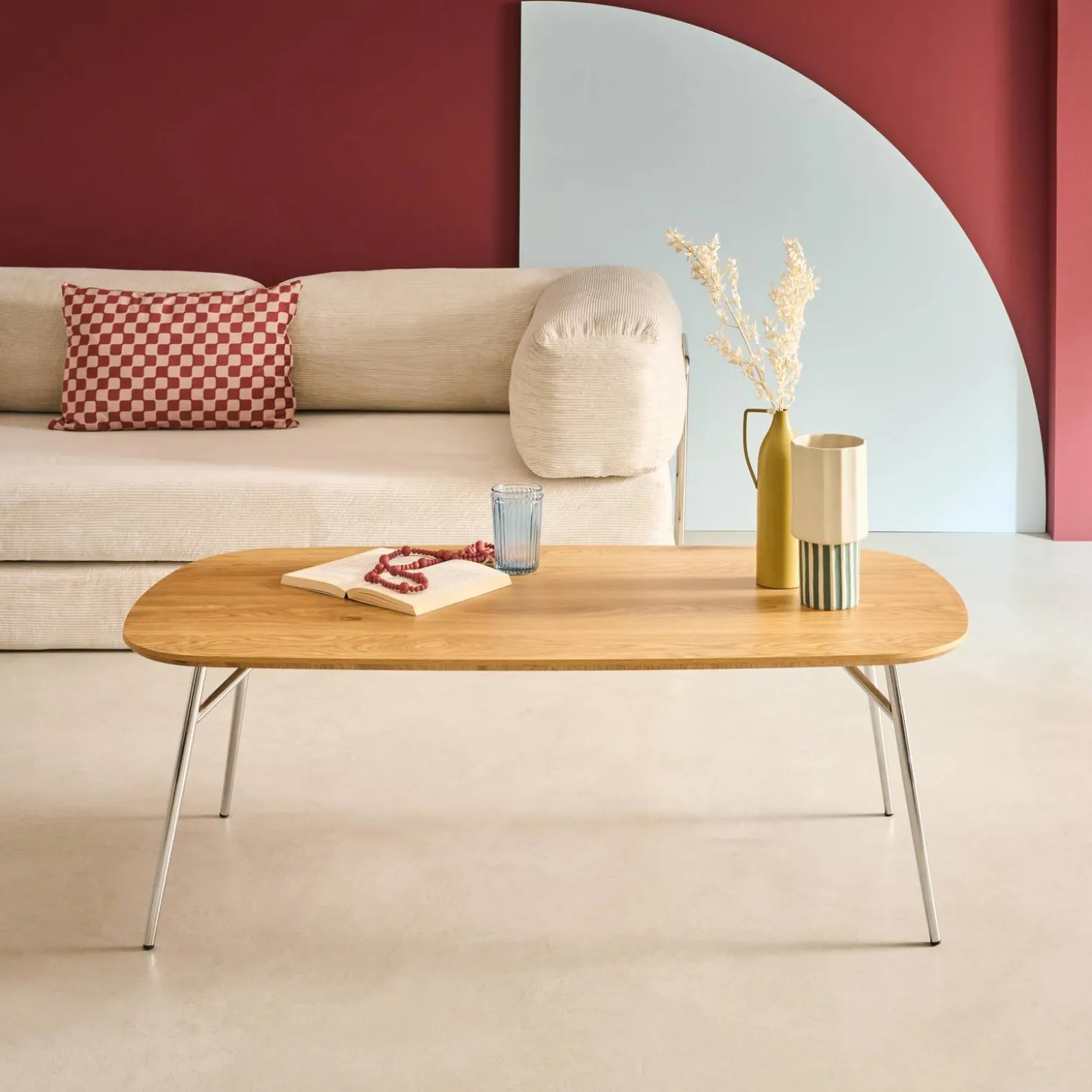 Mesa de centro retangular com decoração em madeira