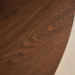 Mesa de centro triangular com pernas cromadas e efeito de madeira