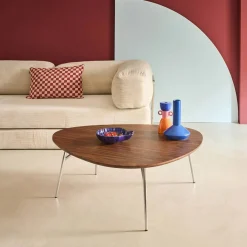Mesa de centro triangular com pernas cromadas e efeito de madeira