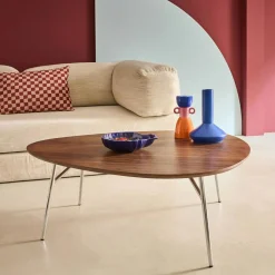 Mesa de centro triangular com pernas cromadas e efeito de madeira