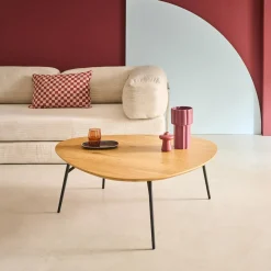 Mesa de centro triangular com pés de metal pretos e efeito carvalho
