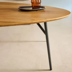 Mesa de centro triangular com pés de metal pretos e efeito carvalho