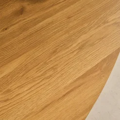 Mesa de centro triangular com pés de metal pretos e efeito carvalho