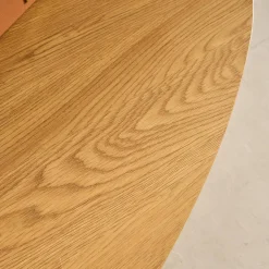 Mesa de centro triangular com pernas cromadas e efeito de madeira