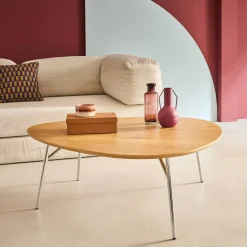 Mesa de centro triangular com pernas cromadas e efeito de madeira