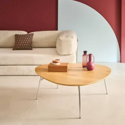Mesa de centro triangular com pernas cromadas e efeito de madeira