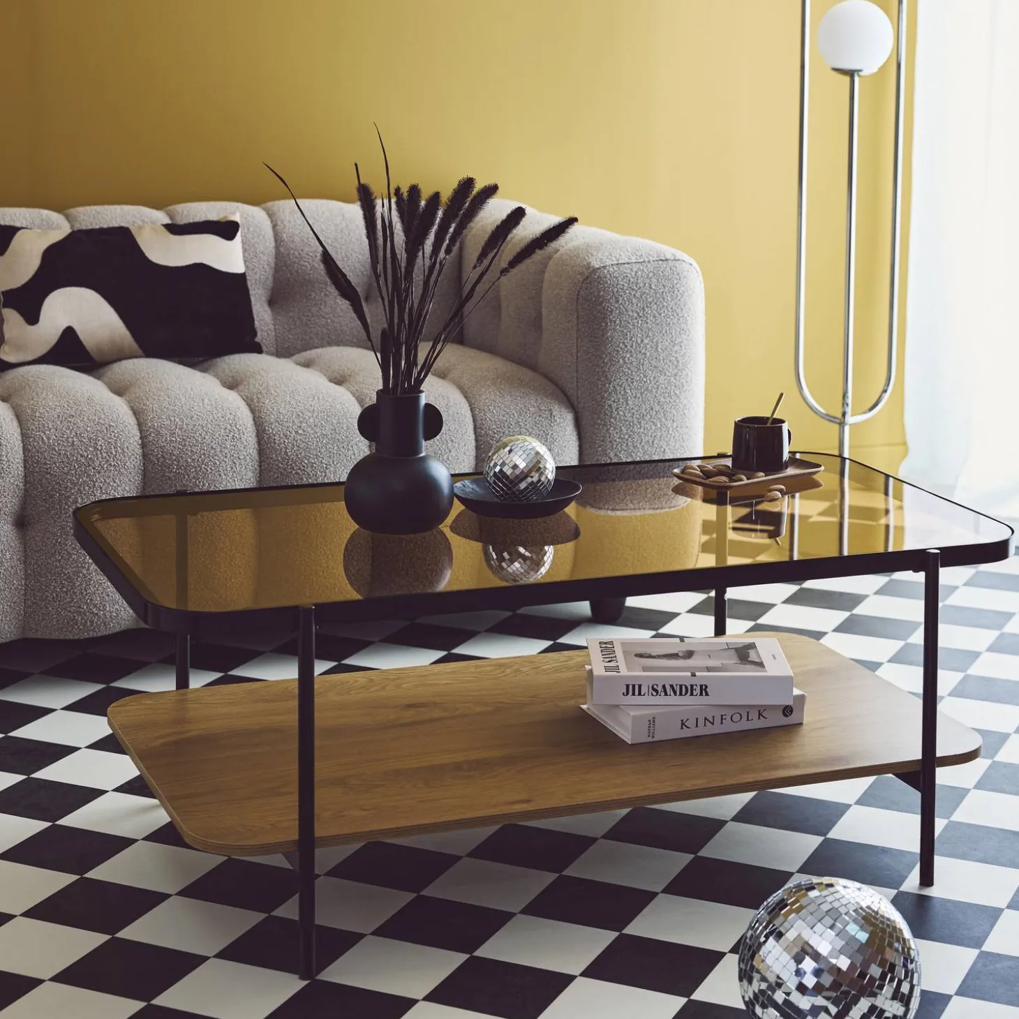 Mesa de centro vintage de metal preto com tampo de vidro