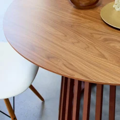 Mesa de jantar com base em madeira de abeto, 4 lugares