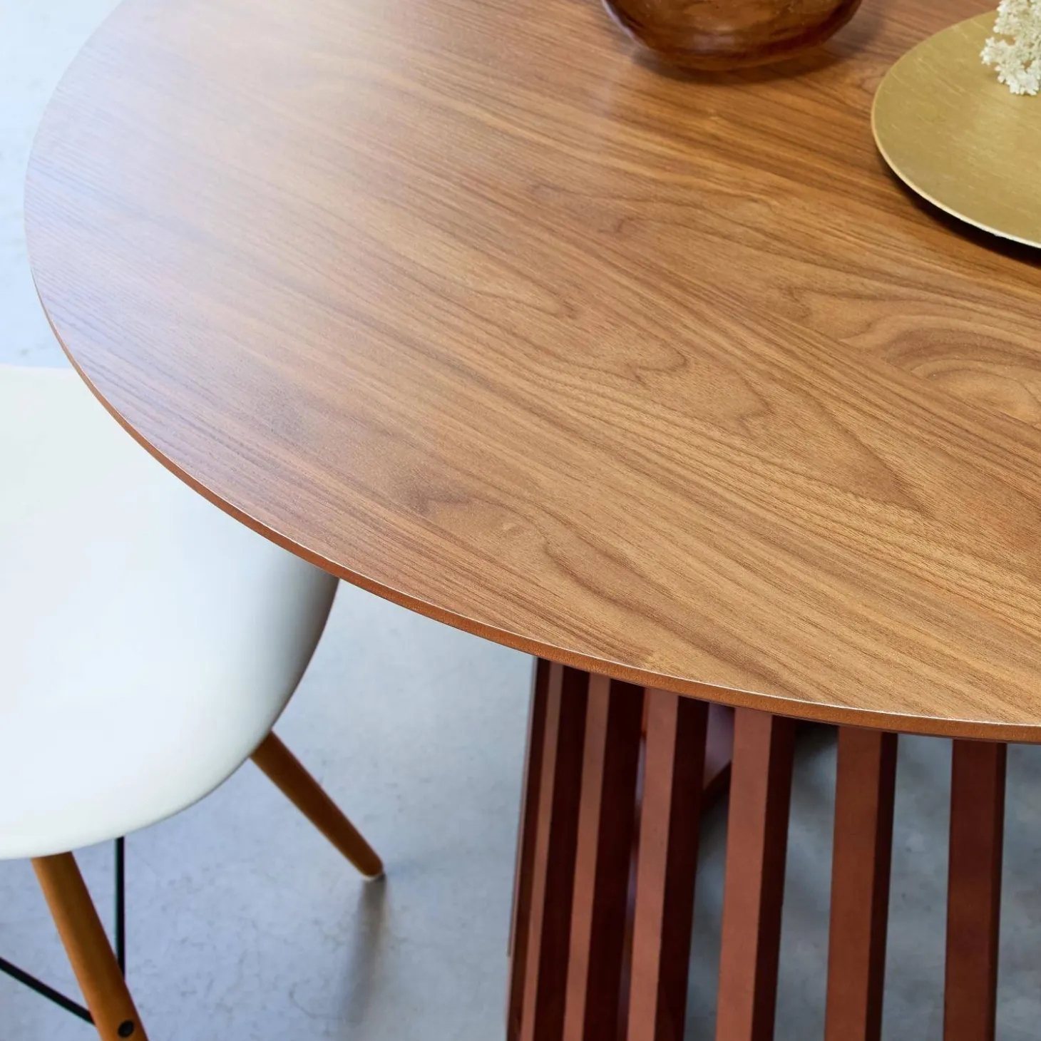 Mesa de jantar com base em madeira de abeto, 4 lugares