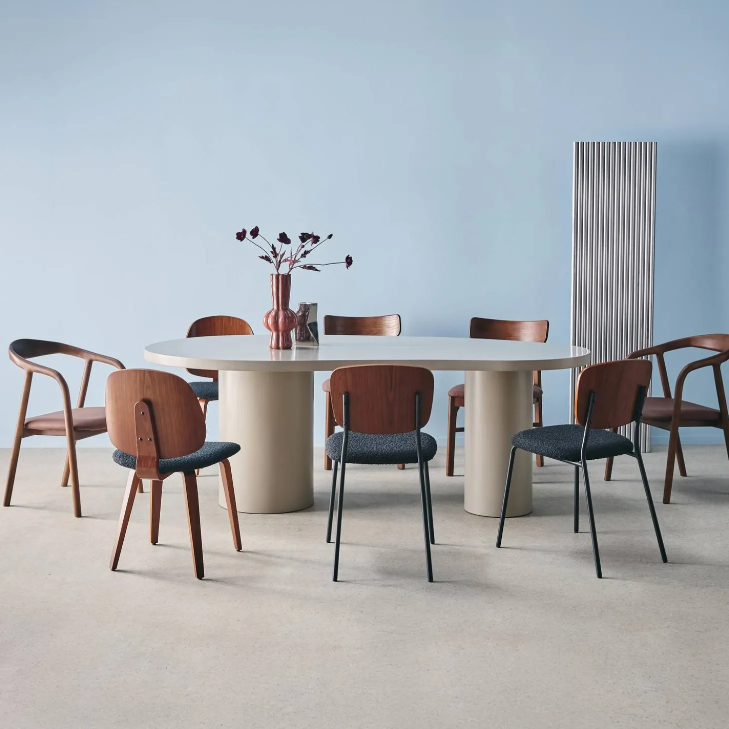 Mesa de jantar com estrutura em madeira, 8 lugares, 210cm