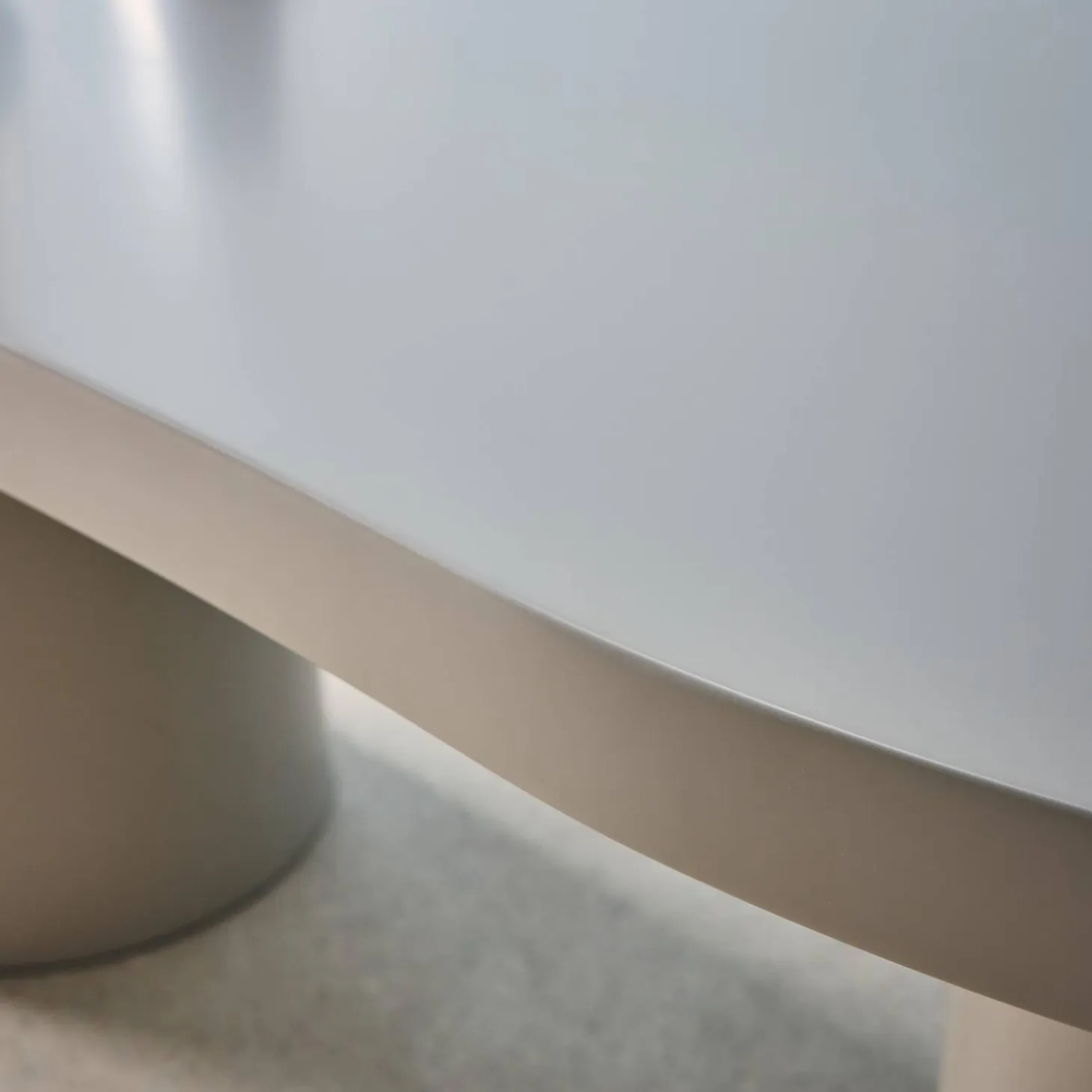 Mesa de jantar com estrutura em madeira, 8 lugares, 210cm