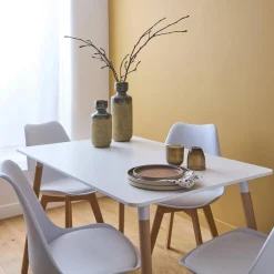 Mesa de jantar escandinava com pernas de madeira e 4 cadeiras