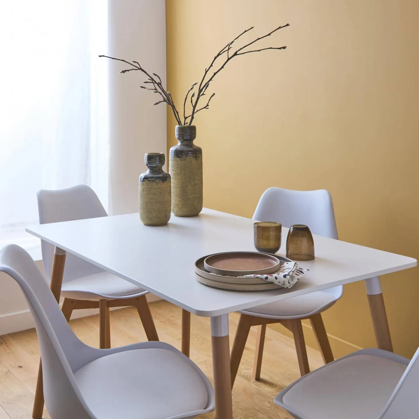 Mesa de jantar escandinava com pernas de madeira e 4 cadeiras