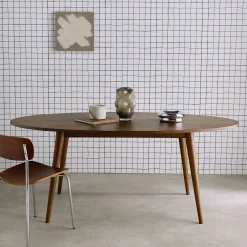 Mesa de jantar oval em madeira para 6 lugares