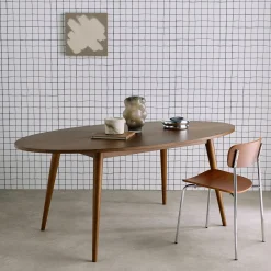Mesa de jantar oval em madeira para 6 lugares