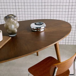 Mesa de jantar oval em madeira para 6 lugares
