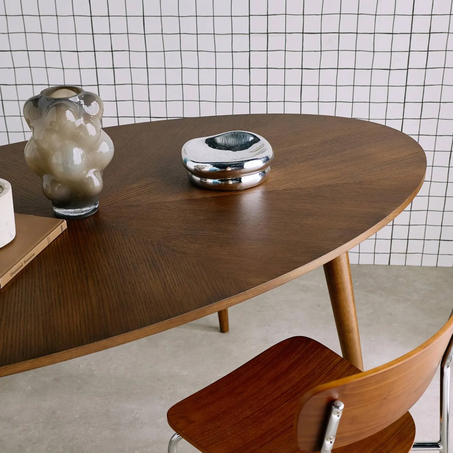 Mesa de jantar oval em madeira para 6 lugares