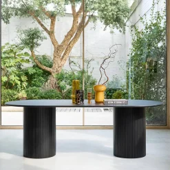 Mesa de jantar oval em madeira de seringueira para 8 lugares
