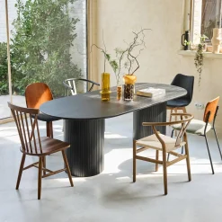 Mesa de jantar oval em madeira de seringueira para 8 lugares