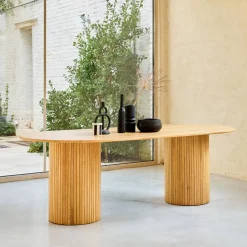 Mesa de jantar oval em madeira de seringueira para 8 lugares