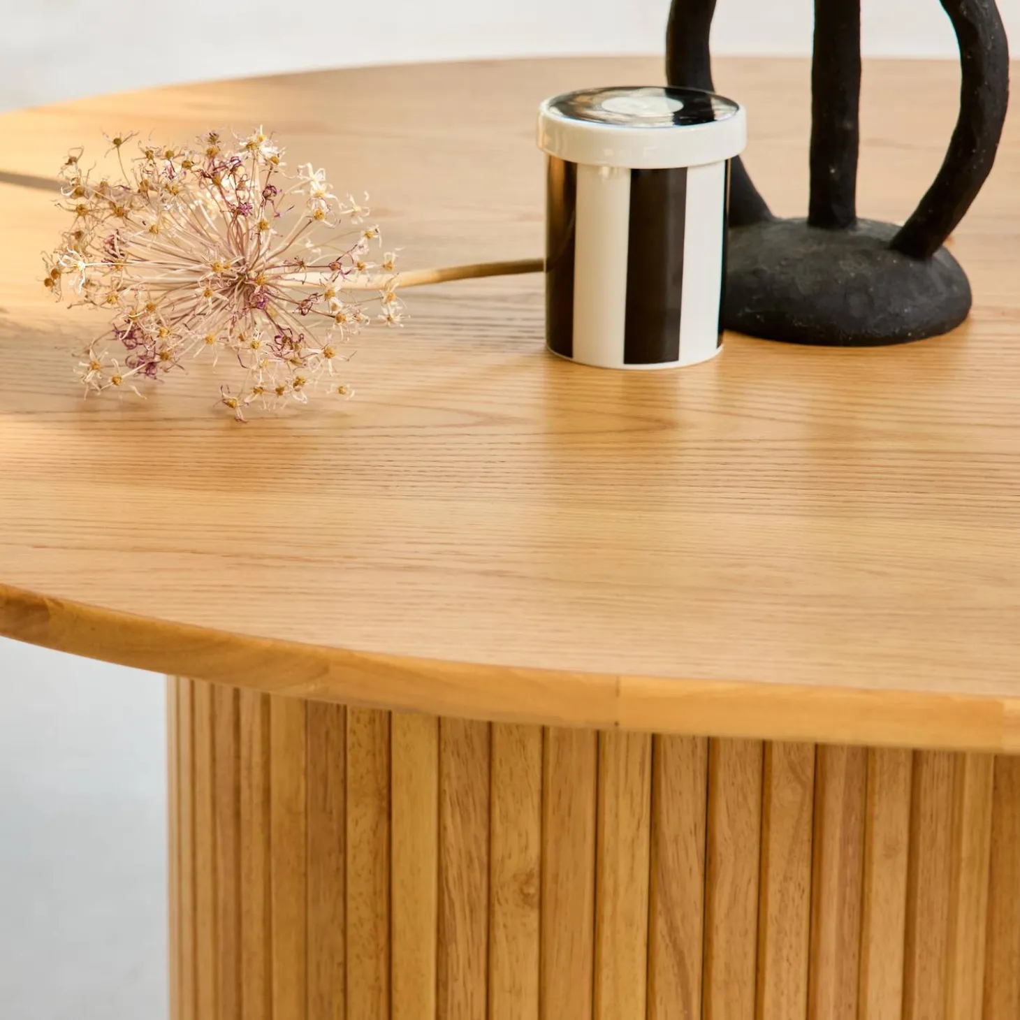 Mesa de jantar oval em madeira de seringueira para 8 lugares