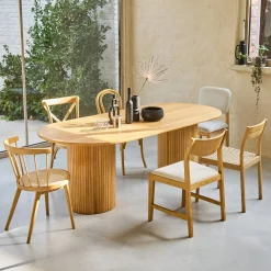 Mesa de jantar oval em madeira de seringueira para 8 lugares