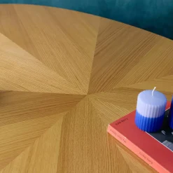 Mesa de jantar oval em madeira para 6 lugares