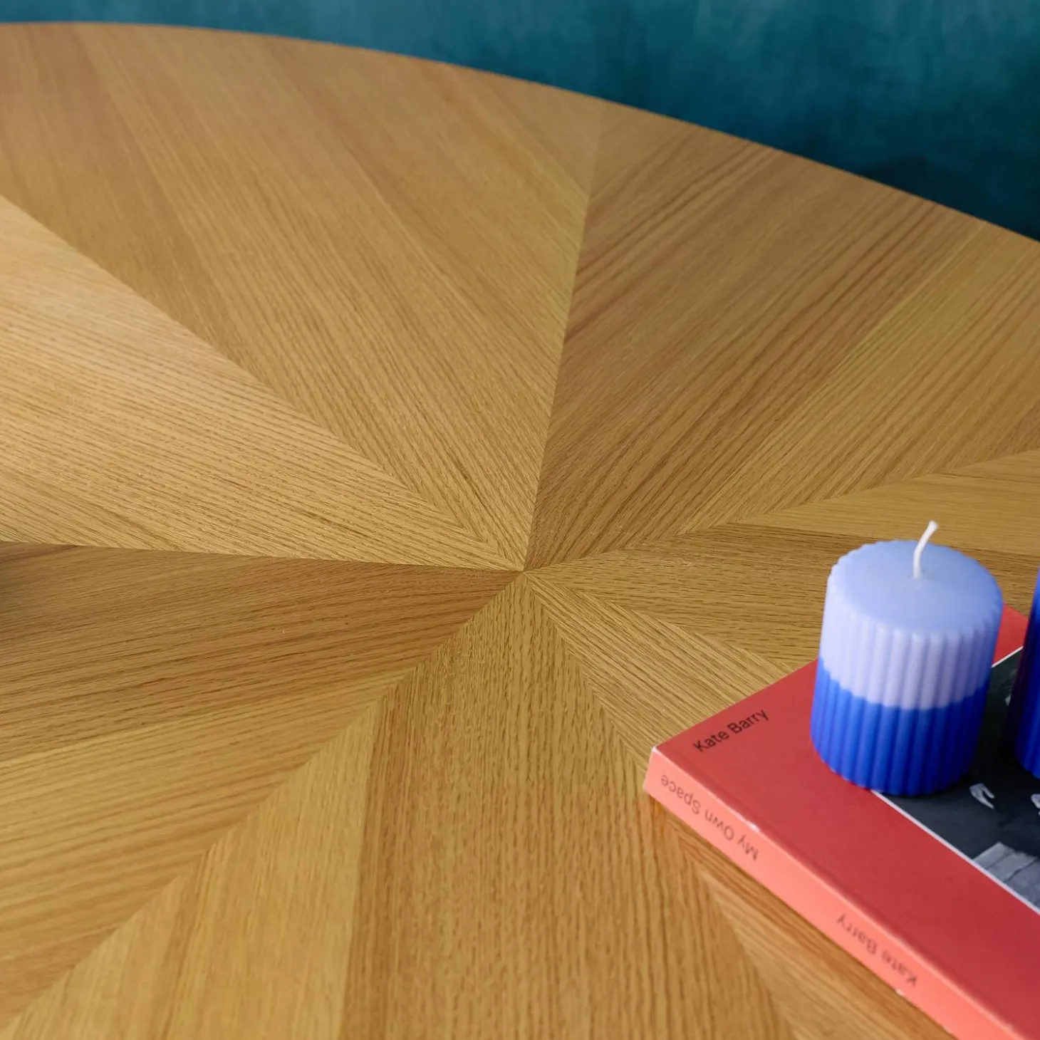Mesa de jantar oval em madeira para 6 lugares