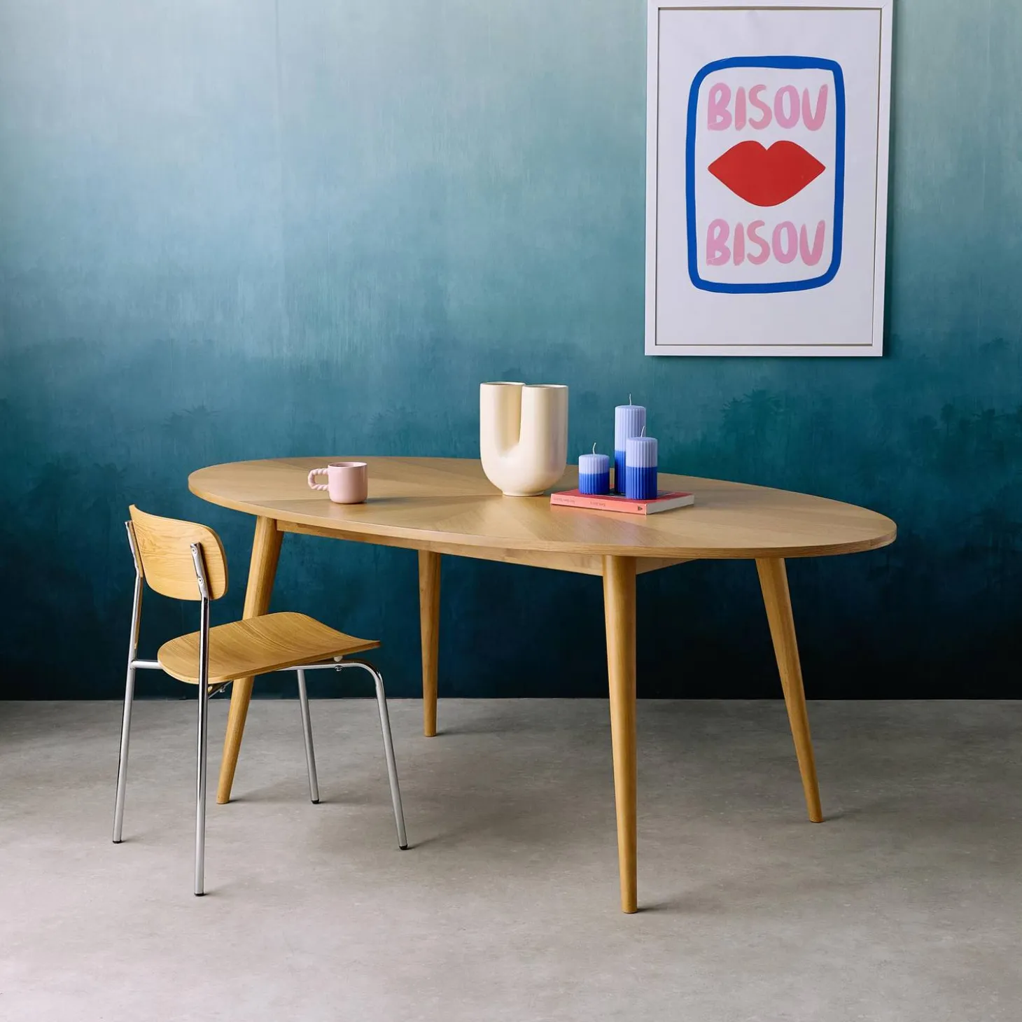 Mesa de jantar oval em madeira para 6 lugares