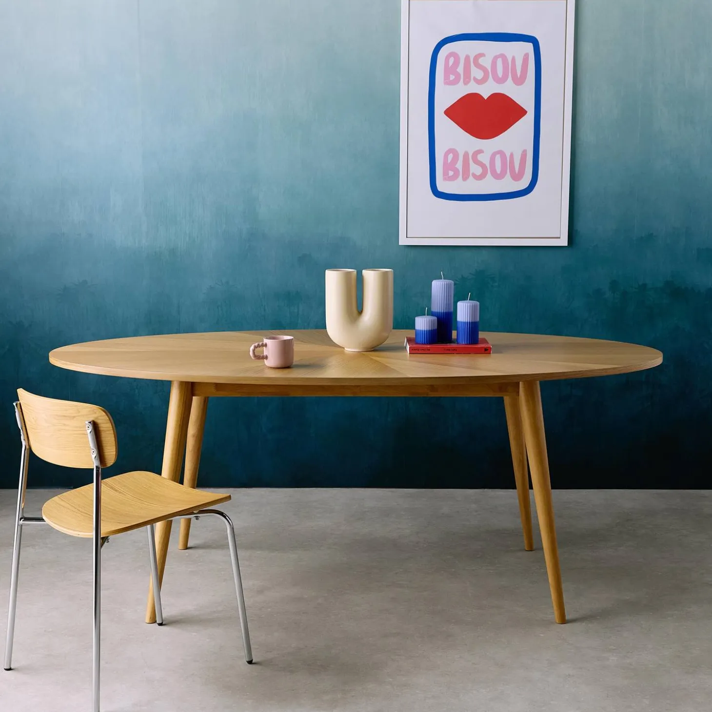 Mesa de jantar oval em madeira para 6 lugares